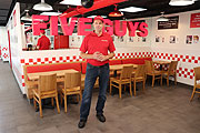 Deutschland Chef Jörg Gilcher konnte seinen neuesten FIVE GUYS am 12.07.2021 in der Neuhauser Straße eröffnen  (©Foto:Martin Schmitz)